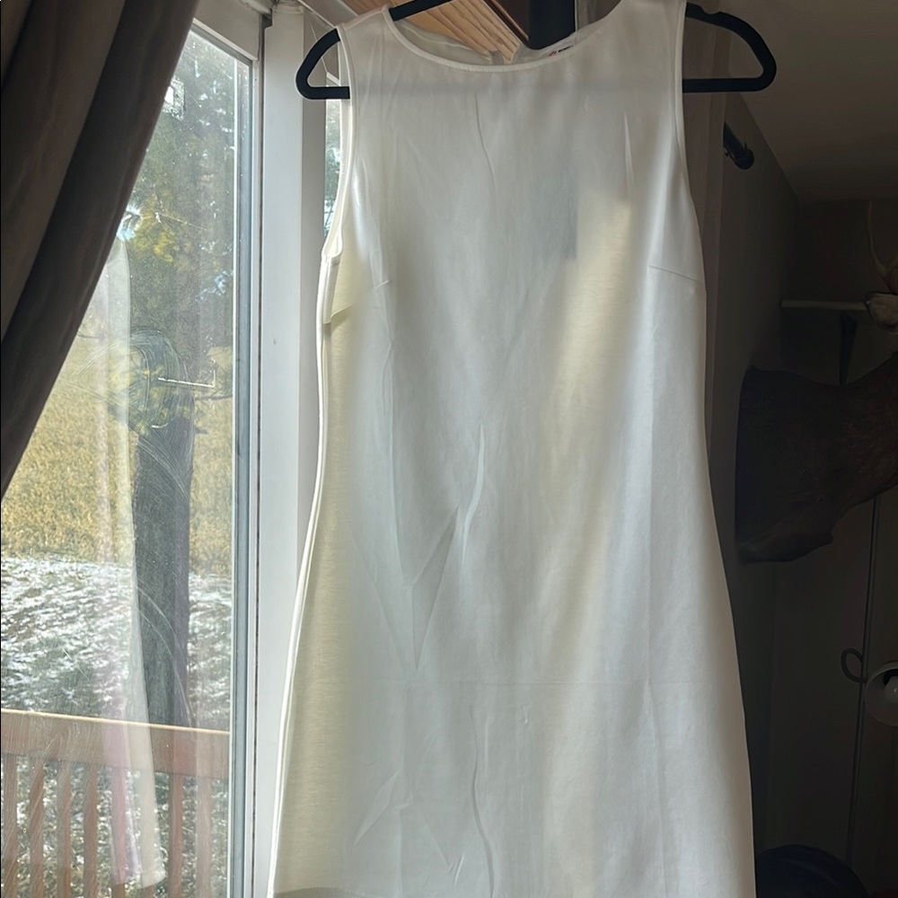 Elegant White Sleeveless Dress